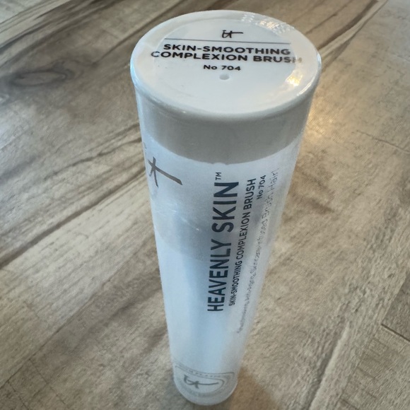 IT Cosmetics 704 Heavenly Skin Smoothing Complexion Brush - Picture 3 of 4